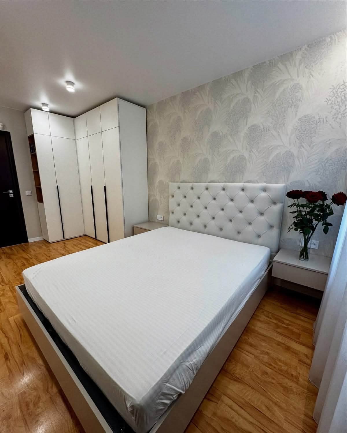 Placard d'angle blanc, vue chambre, réalisé par RSS Studio